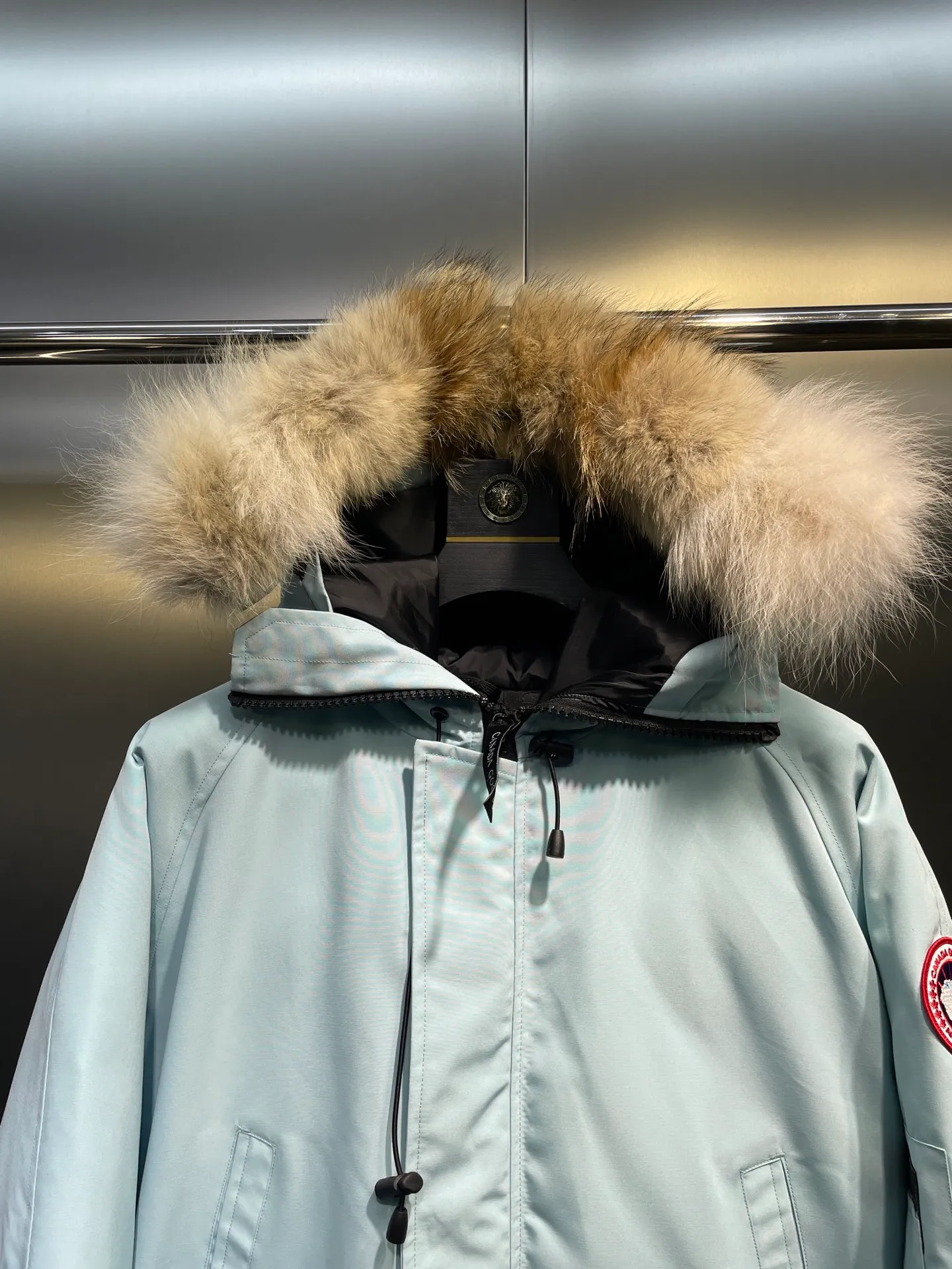 P780 high-end version (new version of Big Goose 01) Canada Goose Canada Goose #Chilliwack 7999M bomber jacket short down jacket/01 model #Men and Women Same Style# ➖ Genuine synchronous anti-counterfeiting chip sensor! ➖ Imported 21S polyester-cotton blended original fabric [last year’s 16S/18S hard fabrics have been completely eliminated, this year all use 21S genuine synchronous fabrics, the soft mid-strap feels delicate and textured], genuine synchronous Feather-Light 10D waterproof coating fabric, made of 84.5 polyester fiber and 15.5 cotton, 100% the best feel in the entire network! ➖ The genuine official website is synchronized with the national standard 80 white duck down, you can check the official website customer service, there will never be a series of misleading claims such as 90 down or goose down! ➖ Using the best nylon lining with double double-layer sealing design, velvet-proof No. 7 needle + grid-filled down ready-made garments, there is 100% no so-called velvet running! ➖ The cuffs are designed with thickened seamless threads, and the collar and pockets are lined with top-quality polar fleece to keep you warm and comfortable! ➖ Yoshida YKK provides original custom-made electroplated sliders. YKK two-way lockable zippers are tight and smooth and will not peel off paint! ➖ 3M composite guarantees that the Velcro is the same as the original, durable, and all accessories and hardware are custom-made! ➖ Imported BEHRINGER embroidery machine to customize the 10,000-needle embroidery logo, 98% of which can be reproduced to restore the original logo. You can check and compare on the official website! ➖ The fur collars are all made of large pieces of Western Canadian blue wolf hide, ensuring that each fur collar is 13-15cm wide!   Size:XS-XXL